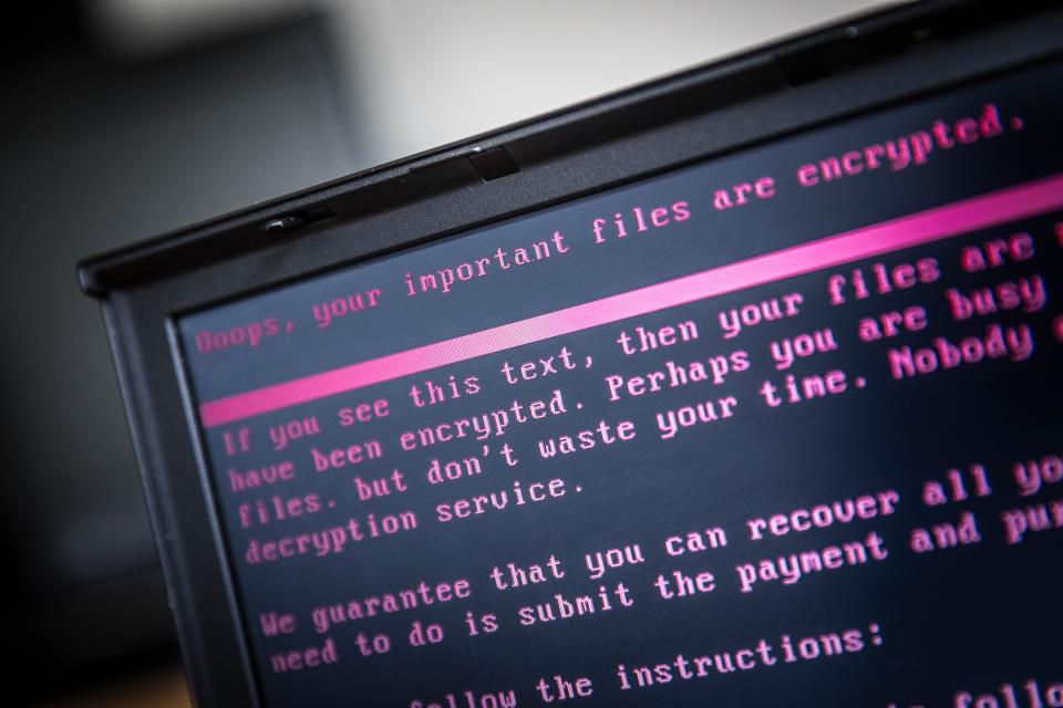Una computadora portátil muestra un mensaje después de haber sido infectada por un ransomware como parte de un ciberataque mundial el 27 de junio de 2017 (ANP/AFP via Getty Images)