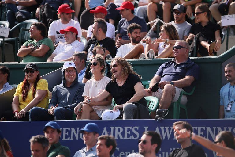 Fher Olvera y su nueva novia en el Buenos Aires Lawn Tennis Club, durante la final que el argentino Facundo Díaz Acosta le ganó al chileno Nicolás Jarry