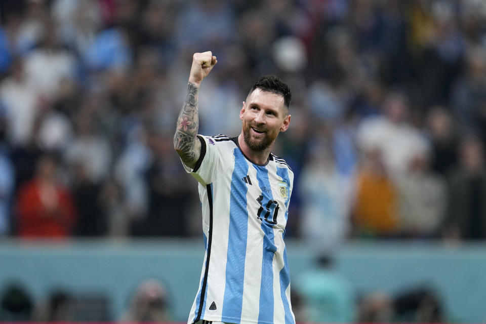 Lionel Messi celebra luego que su compañero Julián Álvarez anotó el tercer gol de Argentina ante Croacia en la semifinal de la Copa Mundial, el martes 13 de diciembre de 2022, en Lusail, Qatar. (AP Foto/Natacha Pisarenko)