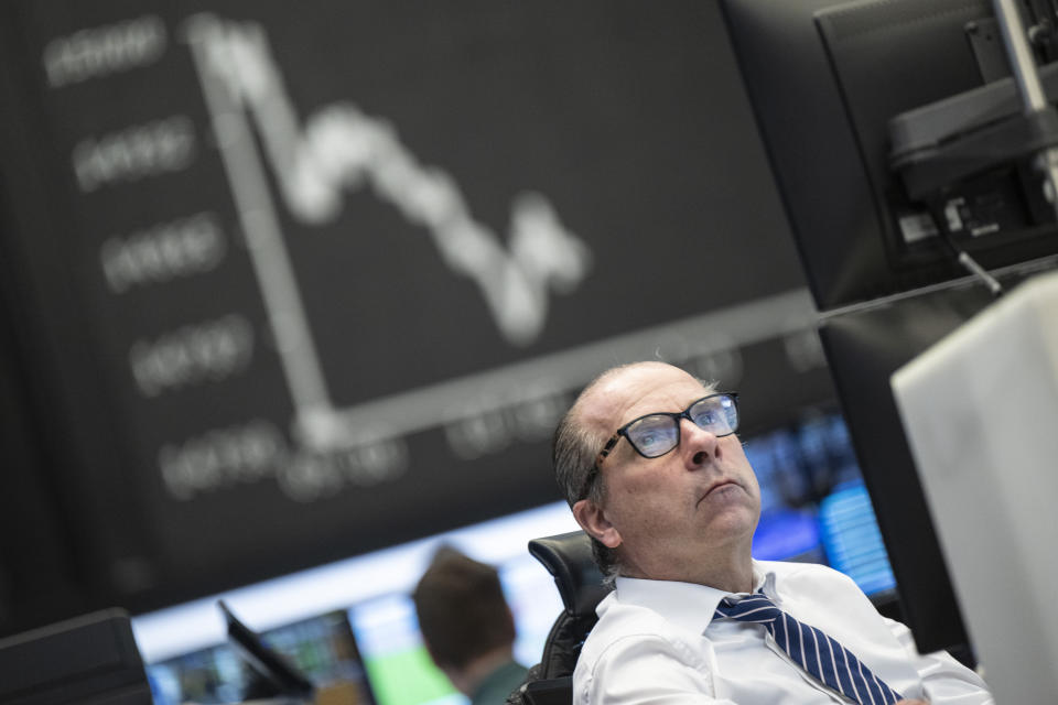 Ein Aktienhändler beobachtet das Geschehen an der Frankfurter Börse. - Copyright: picture alliance/dpa | Boris Roessler