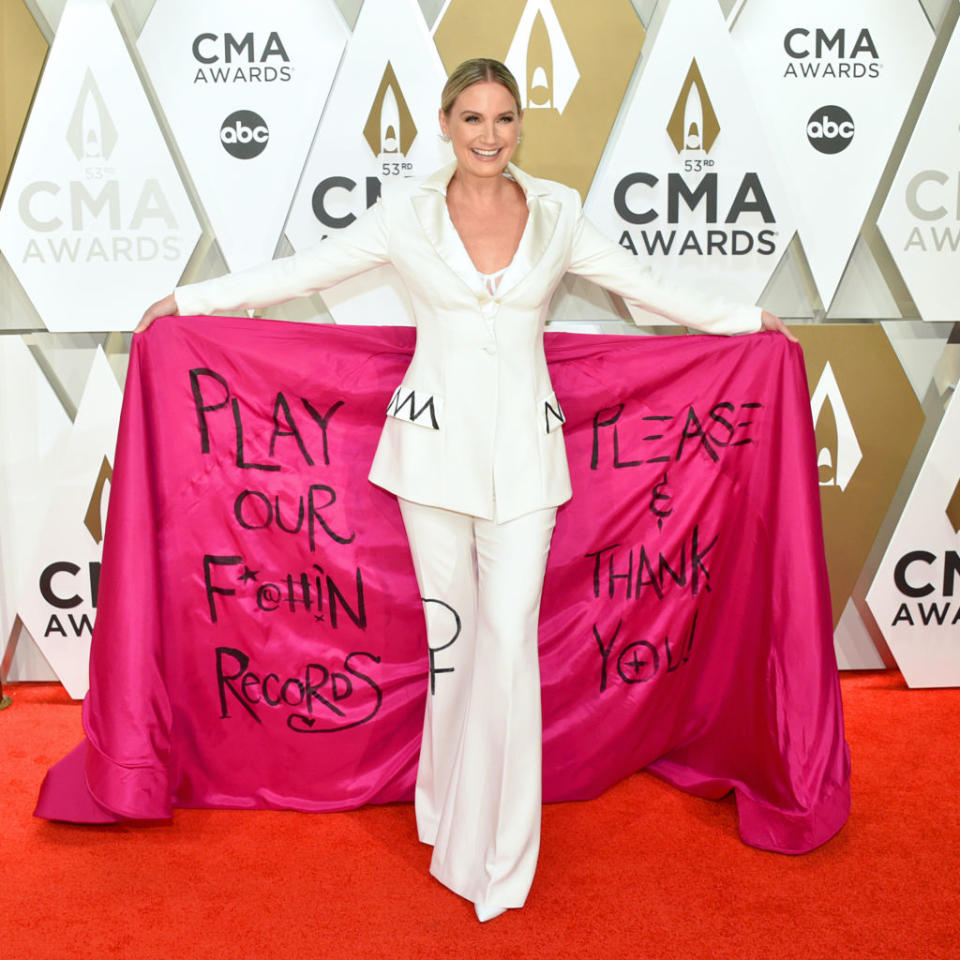 Jennifer Nettles makes a statement on the red carpet before the 53rd annual CMA Awards at Music City Center on Nov. 13 in Nashville, Tennessee. (Photo: John Shearer/WireImage,)