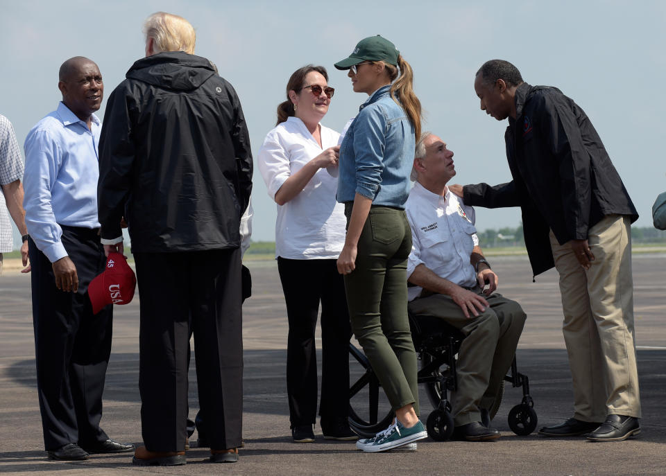 Geht doch! In Houston angekommen, trägt Melania flache Schuhe. (Bild: AP Photo)