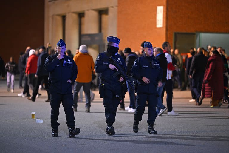 El operativo de seguridad en el perímetro del estadio donde jugaba Bélgica y Suecia (JOHN THYS / AFP)