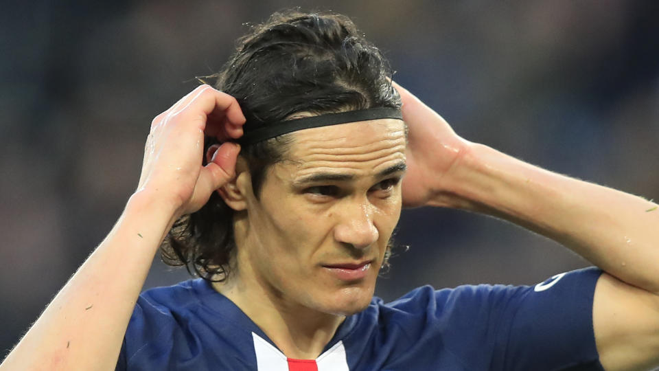 Edinson Cavani se ajusta una cinta que sostiene su cabello el 29 de febrero del 2020, durante un partido del PSG contra Dijon en París. El club dijo que no renovará el contrato del uruguayo, su máximo goleador histórico, con 200 tantos en 301 encuentros. (AP Photo/Michel Euler, File)