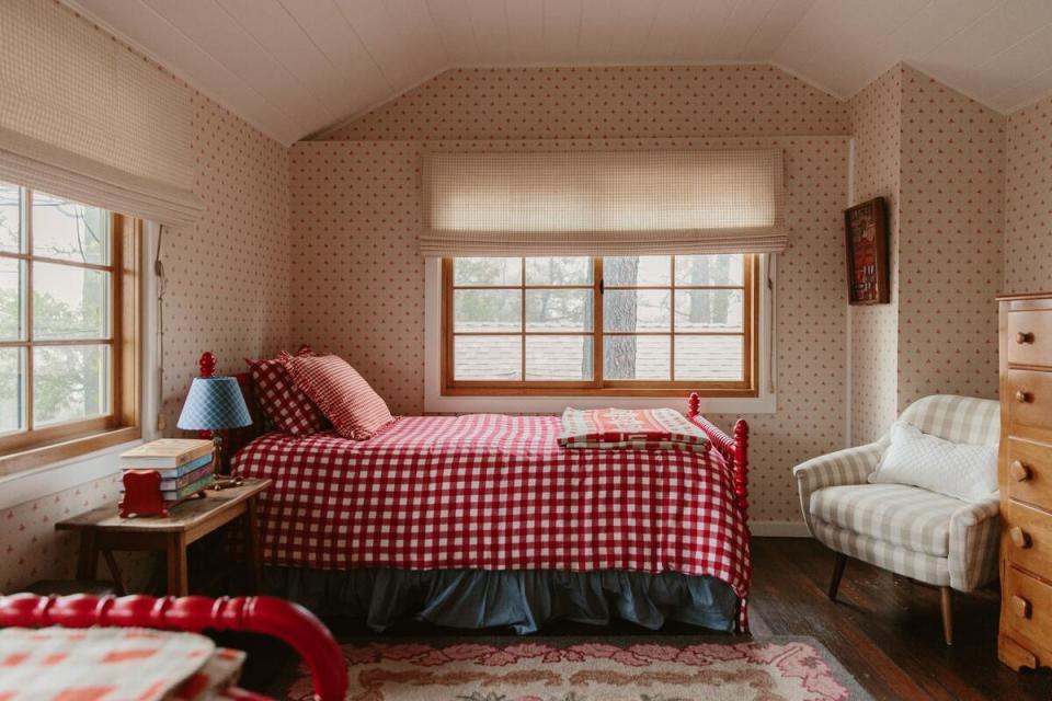 A cheerful bedroom with window treatments by Everhem