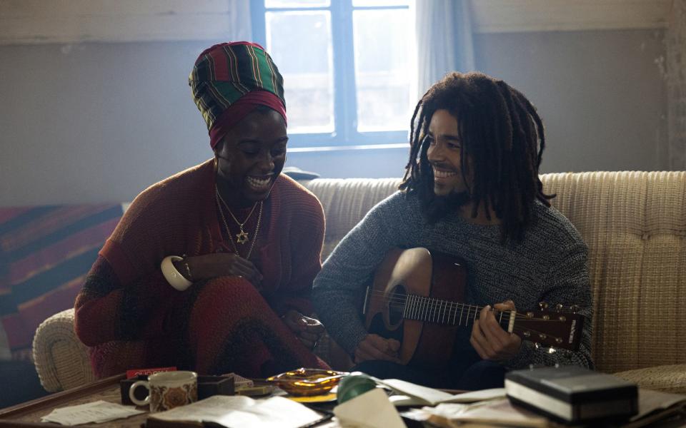 "Bob Marley: One Love" erzählt von Bob Marleys (Kingsley Ben-Adir) Musik, aber auch von seiner Beziehung zu Ehefrau Rita (Lashana Lynch). (Bild: Paramount Pictures)