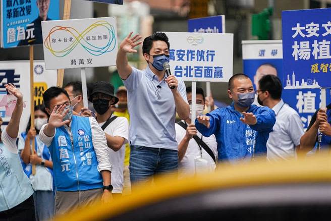 蔣萬安陪同市議員參選人詹為元、柳采葳、楊植斗路口拜票。（蔣萬安辦公室提供／楊亞璇台北傳真）