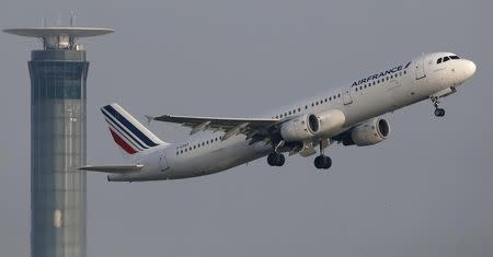 An Air France aircraft takes-off at the Charles-de-Gaulle airport, near Paris April 8, 2015. REUTERS/Gonzalo Fuentes