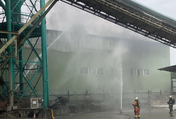 平鎮區東龍路一家製作手機的工廠火警，濃煙四竄，讓附近居民和工廠很是緊張。（記者丘安翻攝）