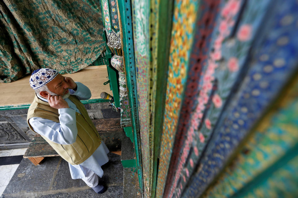 A muezzin makes his call to prayer inside the shrine of Sufi Saint Mir Syed Ali Hamadani during the Muslim fasting month of Ramadan in Srinagar June 21, 2017. REUTERS/Danish Ismail