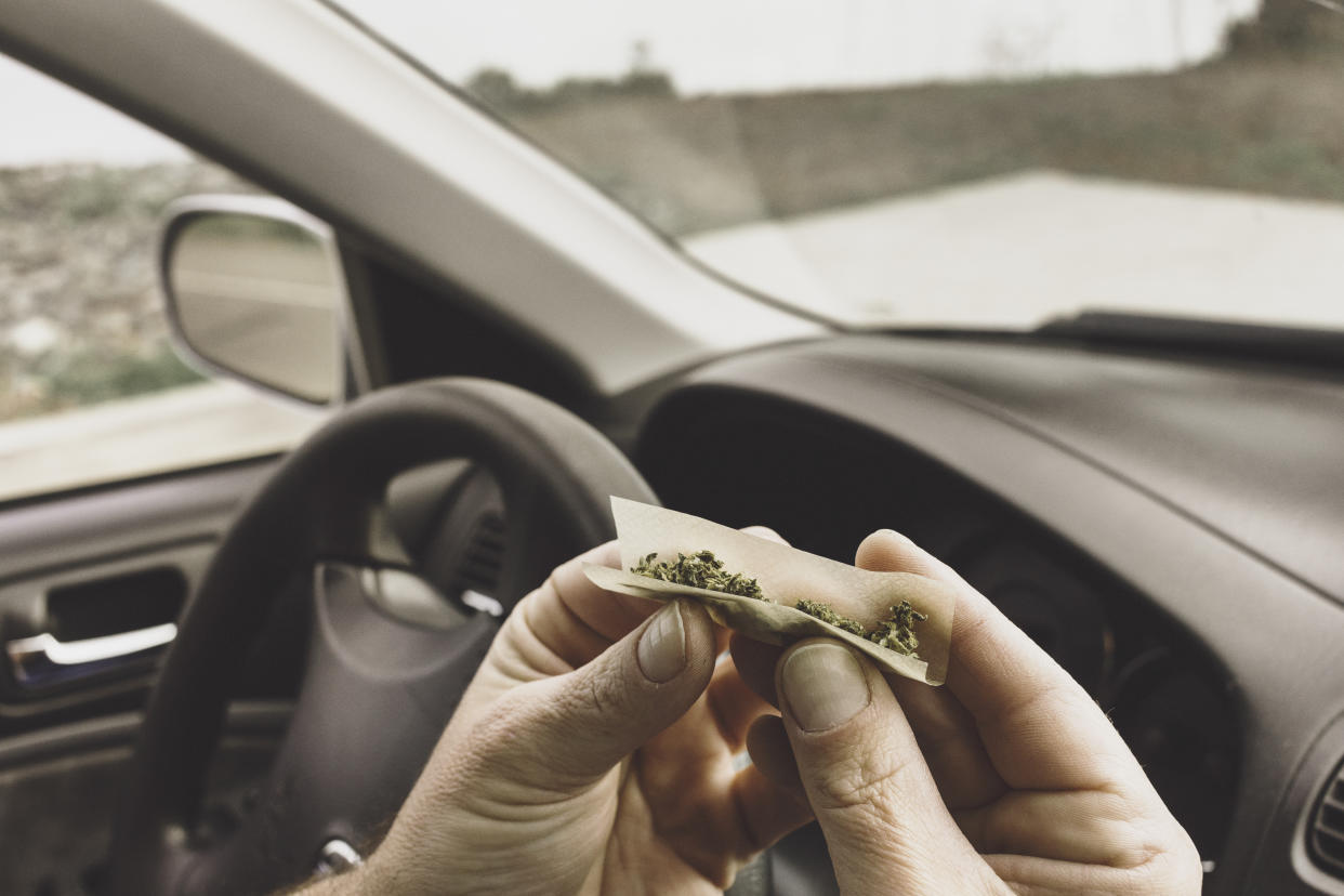 Cannabis rauchen und dann Auto fahren? Selbst mit der Legalisierung kann einen das noch den Führerschein kosten (Symbolbild: Getty Images)