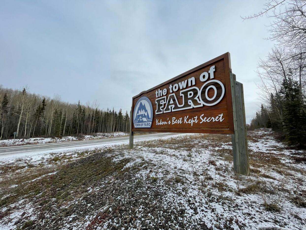 A sign welcomes people to Faro, Yukon, 'Yukon's best kept secret.' (Vincent Bonnay/Radio-Canada - image credit)