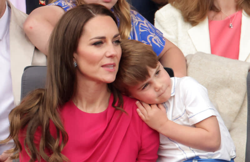 Louis de Cambridge abrazando a su madre