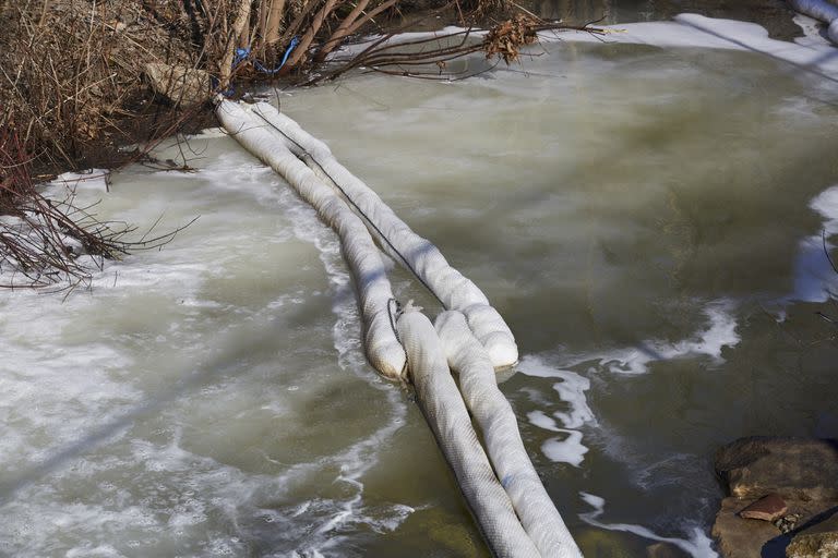 Sulphur Run, un arroyo que atraviesa el centro de la ciudad, después de que un tren de carga de Norfolk Southern descarrilara en East Palestine