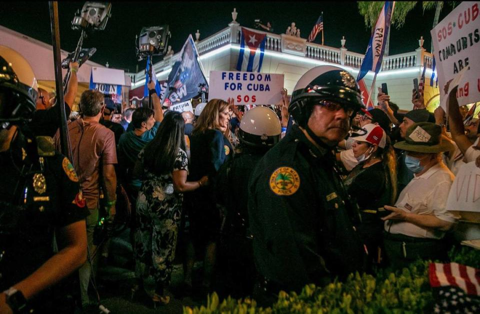 Cubanoamericanos asistieron a un mitin mientras una asamblea del Partido Republicano sobre Cuba se transmitía en vivo desde el restaurante Versailles presentado por Sean Hannity de FOX News. Los cubanos en Miami se han manifestado desde el 11 de julio en apoyo a los manifestantes en Cuba, después de que miles de cubanos salieron a las calles en la isla reclamando la libertad y el fin del régimen ya que las condiciones están empeorando, el miércoles 21 de julio de 2021.