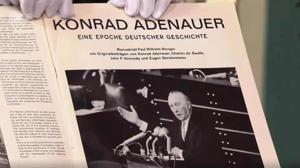 Dann kam der Moment, in dem Sven Deutschmanek seine fachmännischen Erkenntnisse präsentieren durfte: "Es sind verschiedene Reden drauf." Einmal welche über die deutsche Geschichte, neben weiteren Politikern wie John F. Kennedy und Charles de Gaulle. (Bild: ZDF)