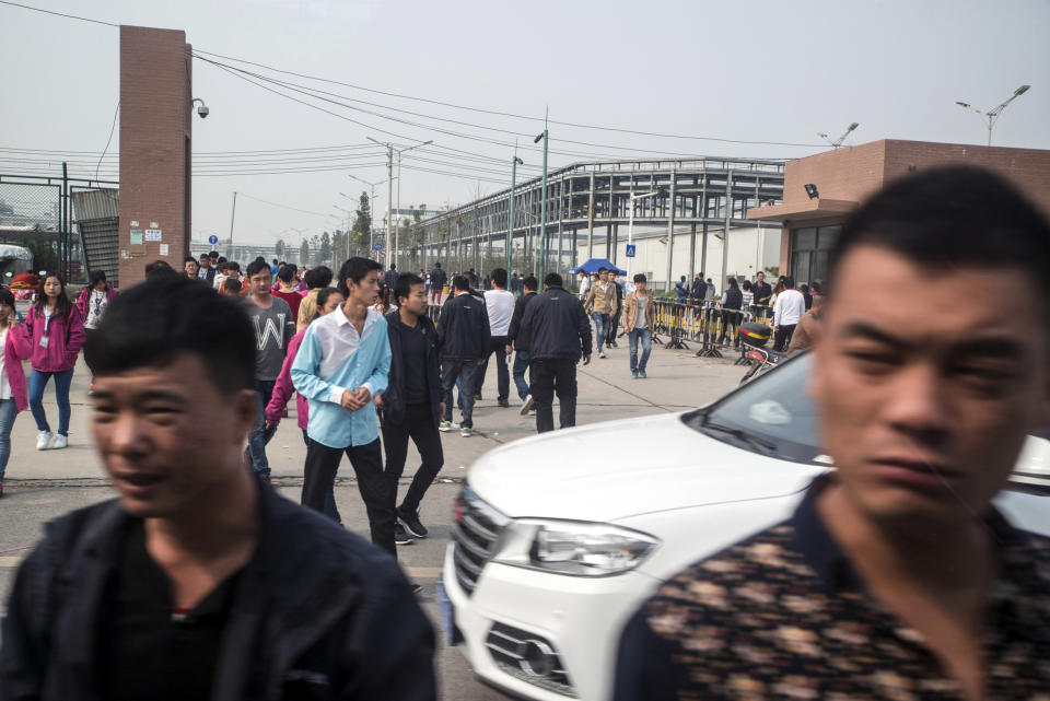 Trabajadores de una planta de Foxconn dedicada a la producción de iPhones en Zhengzhou, China, se dirigen a un descanso para comer, el 19 de octubre de 2015. (Gilles Sabrié/The New York Times)