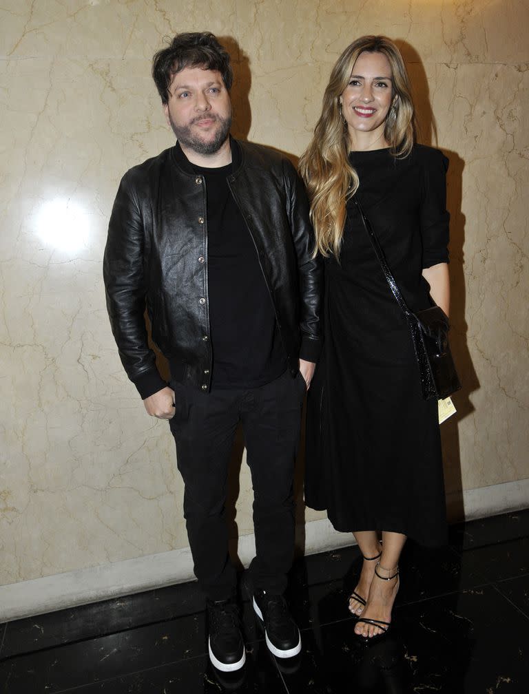 Guido Kaczka y su mujer también se sumaron a la tendencia de la noche: un look total black de pies a cabeza