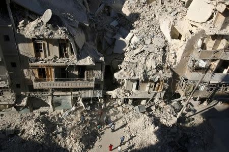 FILE PHOTO: People dig in the rubble in an ongoing search for survivors at a site hit previously by an airstrike in the rebel-held Tariq al-Bab neighborhood of Aleppo, Syria, September 26, 2016. REUTERS/Abdalrhman Ismail/File Photo
