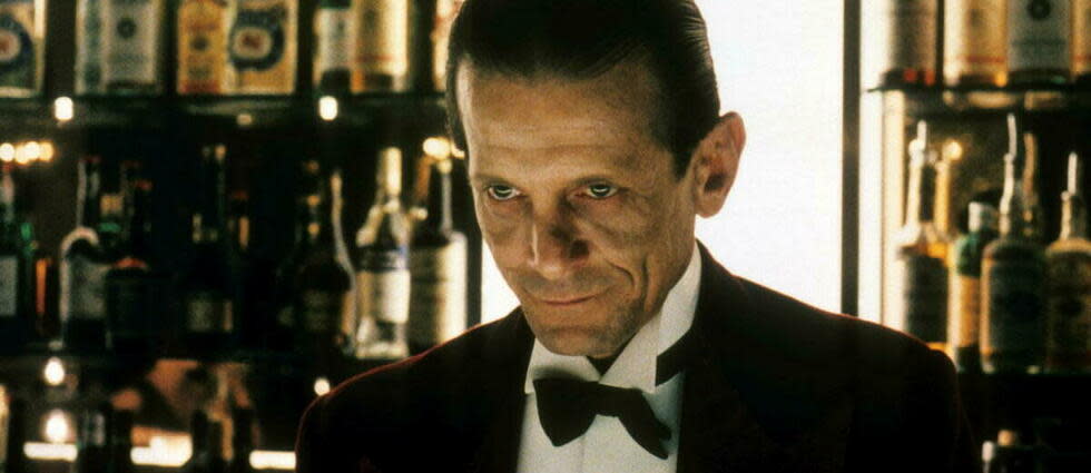 Joe Turkel dans la peau du barman Lloyd, pour les besoins du film « Shining » (1980) de Stanley Kubrick.
