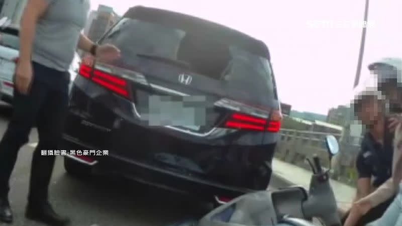 車輛後方擋風玻璃幾乎全碎。（圖／翻攝自黑色豪門企業臉書）