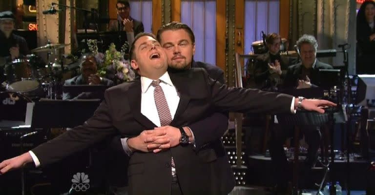 Johan Hill y Leonardo DiCaprio cuando interpretaron una escena de Titanic en Saturday Night Live (Crédito: Twitter)