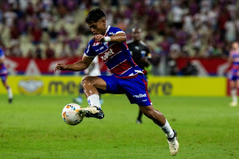 El centrocampista de Fortaleza Kervin Andrade controla el balón en el partido de la Copa Sudamericana contra el visitante Sportivo Trinidense, jugado en Brasil el 29 de mayo de 2024 (Thiago Gadelha)