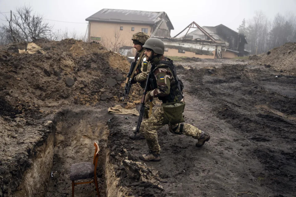 우크라이나 군인들이 2022년 4월 1일 금요일 우크라이나 키예프 외곽 지역을 탈환할 때 러시아 군인들이 사용했던 참호에 접근하고 있다. (AP Photo/Rodrigo Abd)