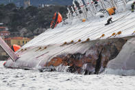 Enterado por sus oficiales de máquinas de la gravedad del accidente, el capitán Schettino decidió girar 180º y regresar al puerto. En medio de esa nueva maniobra el sistema eléctrico del crucero colapsó y la nave quedó a la merced del viento y las corrientes marinas. Empujado contra la costa y con sus cubiertas inferiores anegadas, el Costa Concordia escoró a estribor y encalló a pocos metros de la isla de Giglio. (Getty Images)