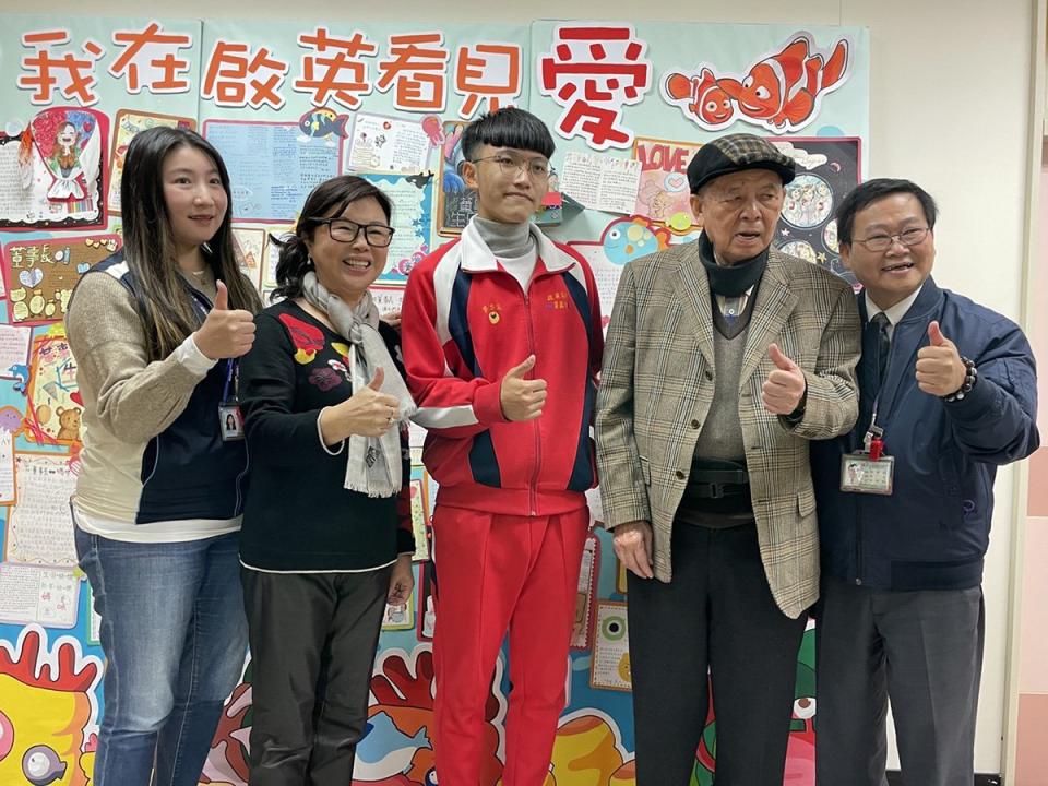 桃園市啟英高中資料處理科李忠誠學生，經由國立台灣大學希望入學管道錄取會計系。（圖：李明朝攝）