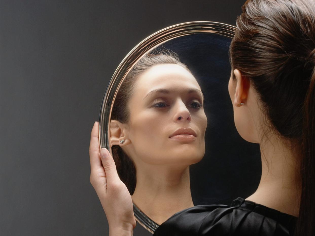 narcissist woman mirror