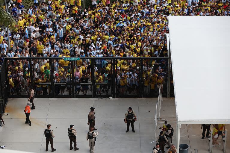 Una multitud intenta ingresar al estadio en medio de disturbios previos al partido final  de la Copa América 2024 en el Hard Rock Stadium