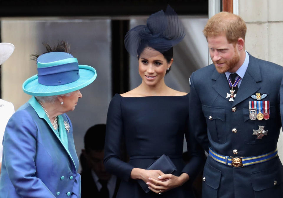 Meghan und Harry neben der Queen 2018 (Getty)