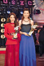 ■菊梓喬（左）獲「最受歡迎女歌星」獎，吳若希大方恭喜對方。