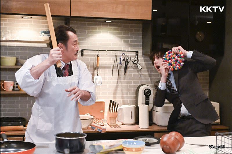 日劇《大叔的愛－Returns－》部長跟牧的廚房大戰。（圖／KKTV提供）