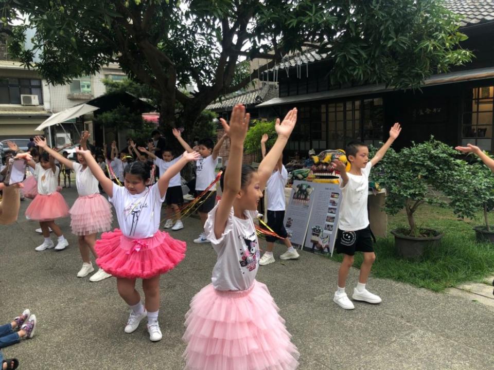 竹東大同國小二年級小朋友在蕭如松藝術園區，戶外雅韻的空間表演舞蹈，贏得掌聲與歡笑。（圖/記者黃溎芬翻攝）