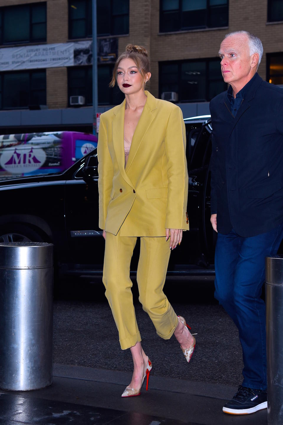 <p>Auch Model Gigi Hadid verzichtet auf eine Bluse, lediglich ein kaum sichtbarer Spitzen-BH blitzt unterm Blazer hervor. Bild: Getty Images) </p>