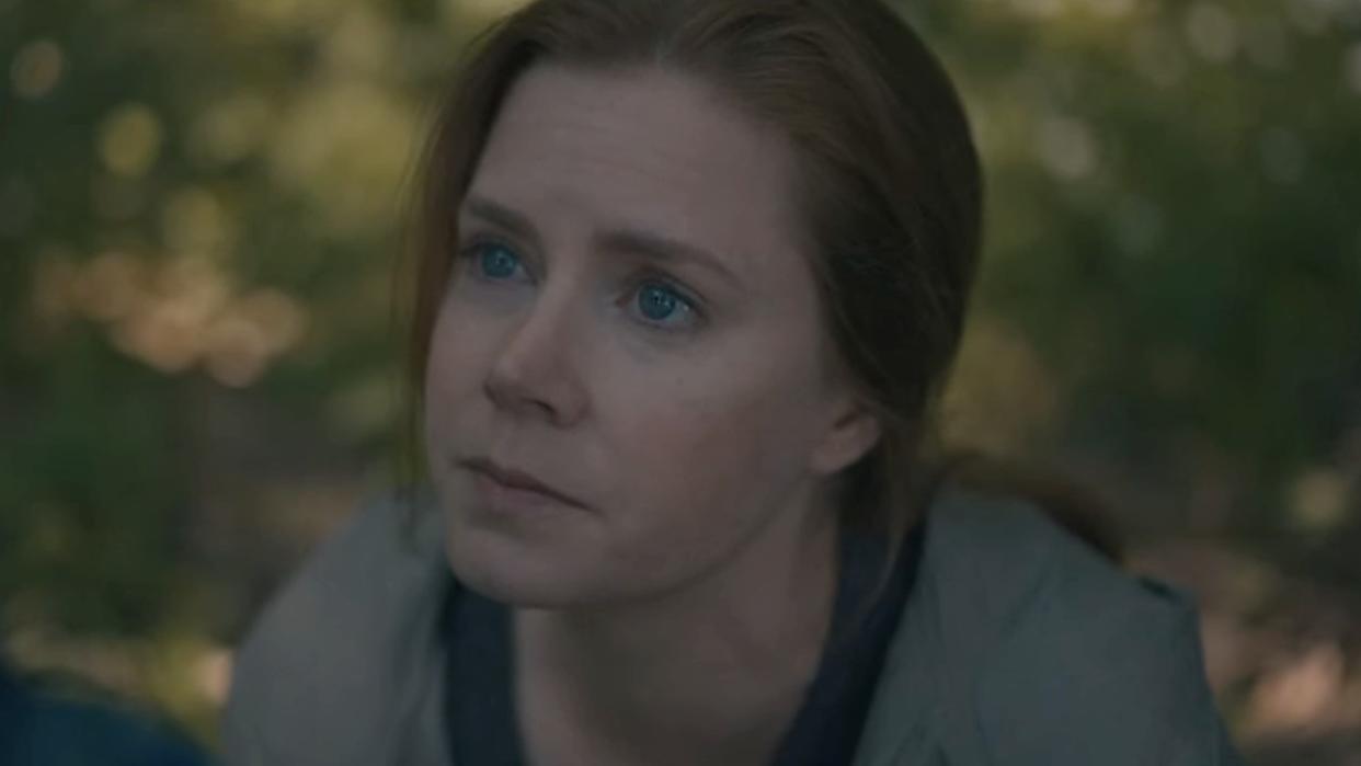  Amy Adams looking up in a screenshot from Arrival. 