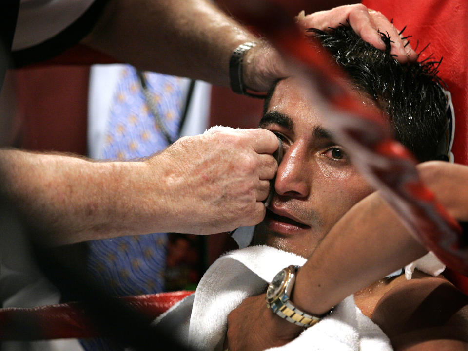 Morales es atendido en su esquina durante la tercera pelea. Barrera se llevó el combate, y la saga, con una decisión mayoritaria. (REUTERS/Steve Marcus  SM/LA)