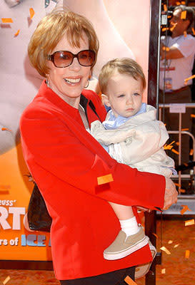 Carol Burnett and kids at the Los Angeles premiere of 20th Century Fox's  Dr. .Seuss' Horton Hears a Who