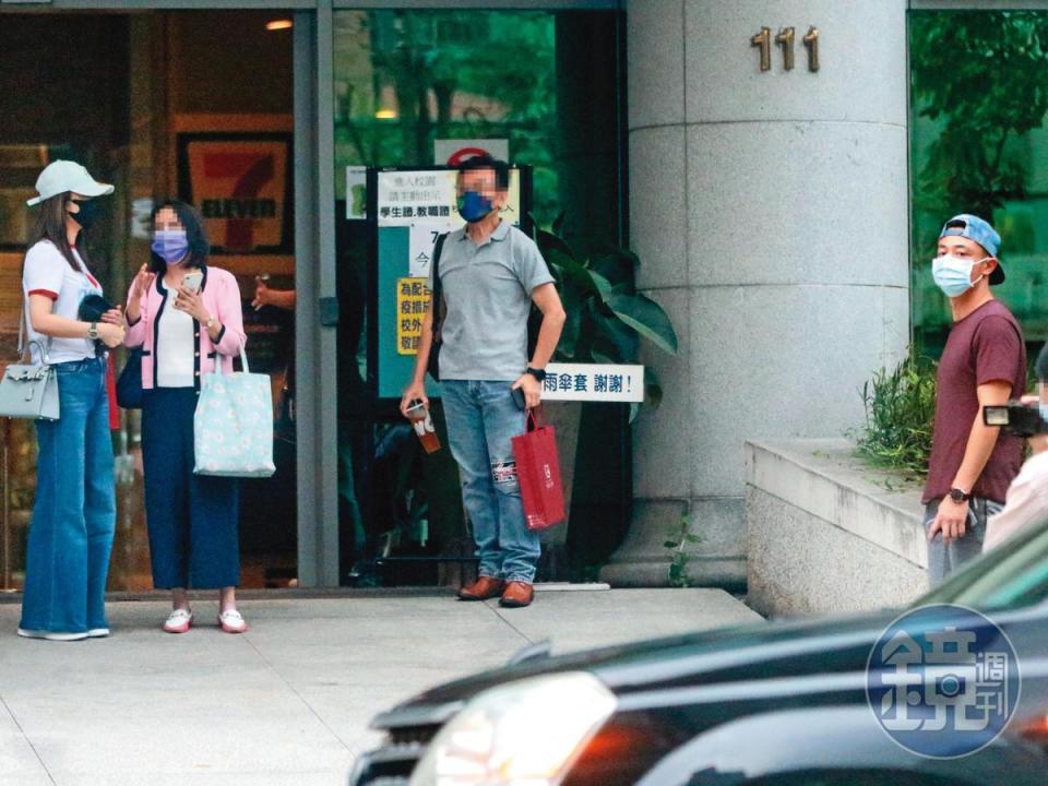 17：51，林心如（左一）在忙時，霍建華（右一）在旁默默守候，把自己的存在感降至最低。