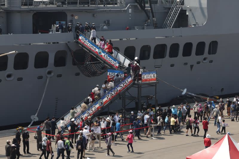 ▲海軍敦睦訓練支隊首場在高雄港舉行，因邵有機會開放艦艇參觀，今天的開放參觀，也吸引不少民眾前來排隊參觀。（圖／海軍艦指部提供)