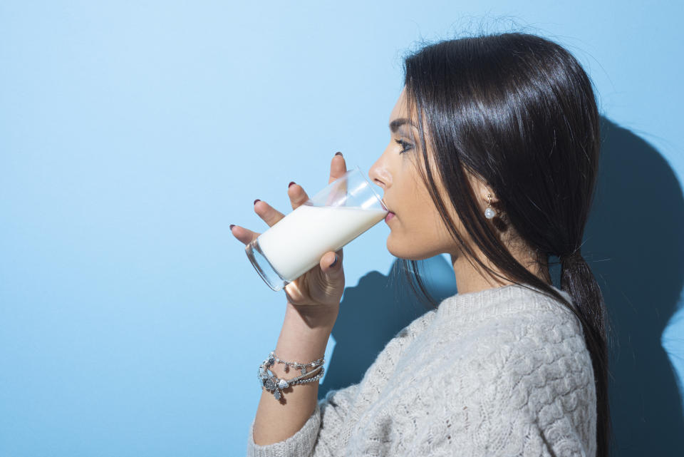 Hay personas que consideran que tomar leche durante la adultez es un acto repulsivo y desconfían de los que la disfrutan. (Getty Images)