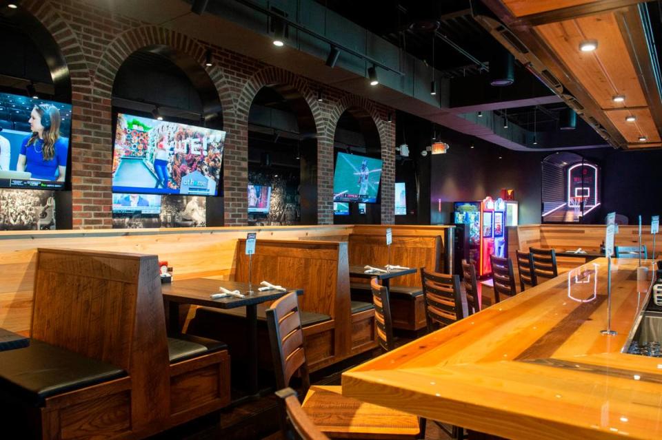 Ample bar and booth seating plus dozens of TVs will make Walk-On’s Sports Bistreaux in D’Iberville a place to watch the big sports games. Hannah Ruhoff/hruhoff@sunherald.com