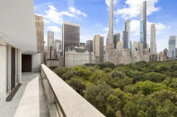 Este apartamento situado justo enfrente de Central Park, en Nueva York (Estados Unidos), perteneció al vicepresidente Nelson Rockefeller y acaba de salir a la venta. (Foto: <a href="http://streeteasy.com/building/812-5-avenue-new_york/15" rel="nofollow noopener" target="_blank" data-ylk="slk:StreetEasy;elm:context_link;itc:0;sec:content-canvas" class="link ">StreetEasy</a>).