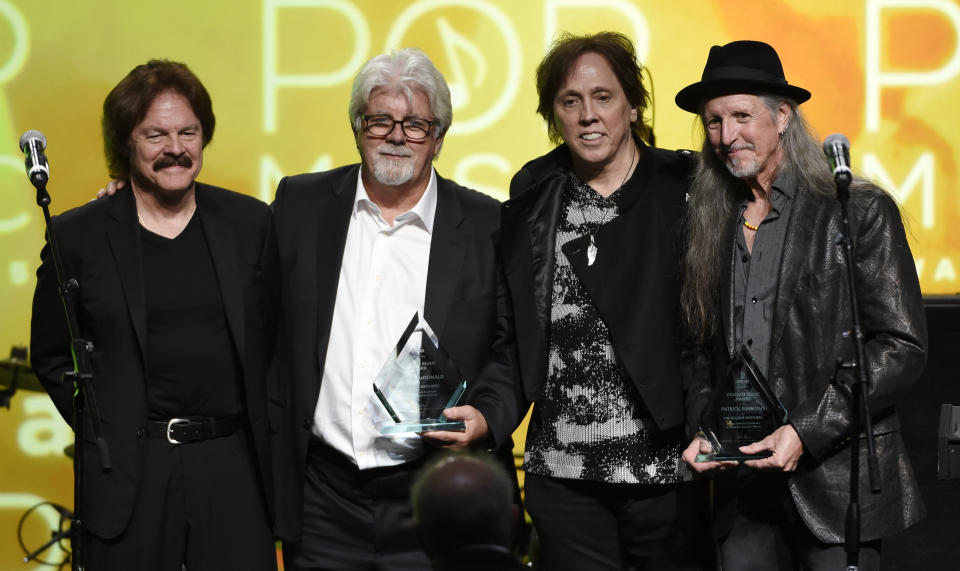 En esta foto del 29 de abril del 2015, de izquierda a derecha, Tom Johnston, Michael McDonald, John McFee y Pat Simmons, de los Doobie Brothers, tras recibir el Premio Voz de la Música de ASCAP en Los Angeles. La banda será incorporada al Salón de la Fama del Rock and Roll en 2020. (Foto por Chris Pizzello/Invision/AP, Archivo)