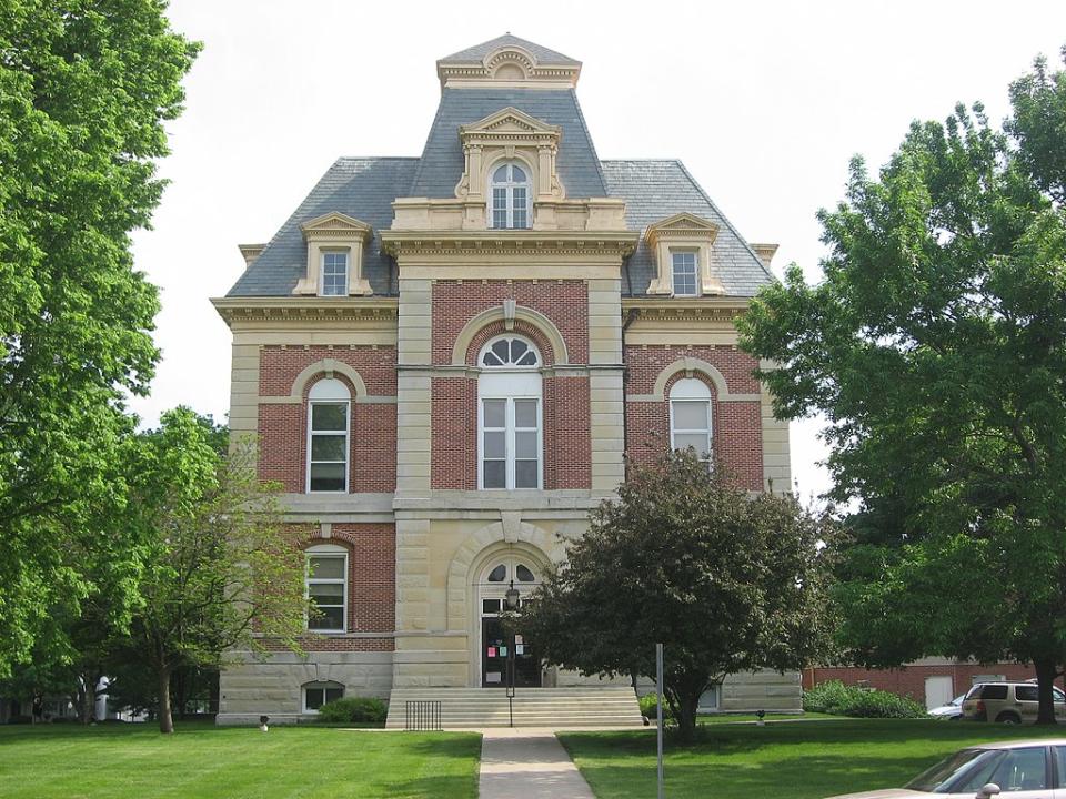  The Benton County Courthouse in Fowler, Indiana. (Wikipedia)