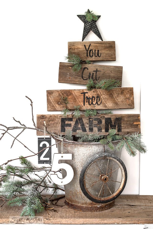 16) Pallet Christmas Tree Sign