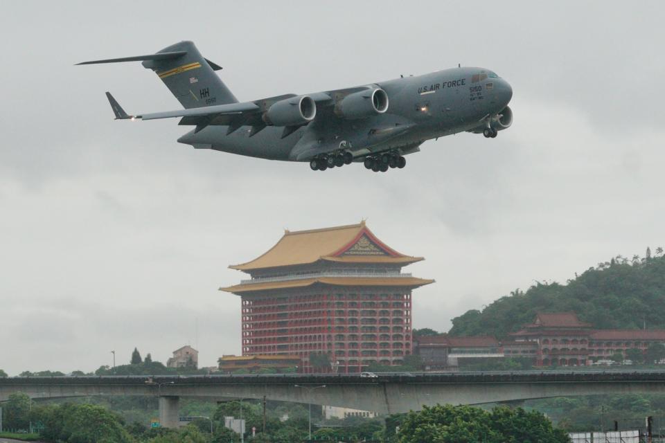 美跨黨派議員搭乘C-17運輸機飛抵松山機場。   圖：張良一/攝