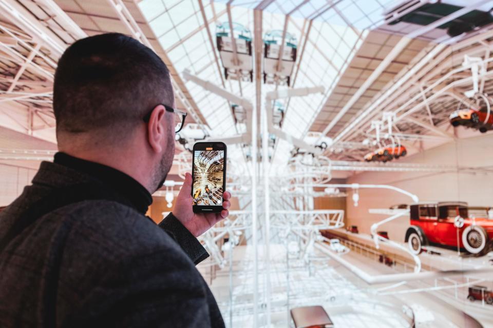 An MWC attendee at an immersive experience at MWC